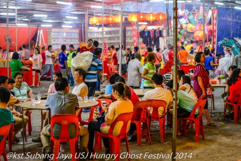 For a duration of 3 days, thousands of residents from around Subang Jaya and USJ come to offer prayers, food and Hell Money