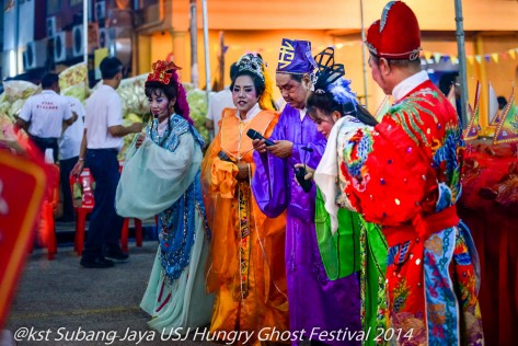 Opera singers pay tribute to the to the effigy of Tai Su Yeh the King of Hades