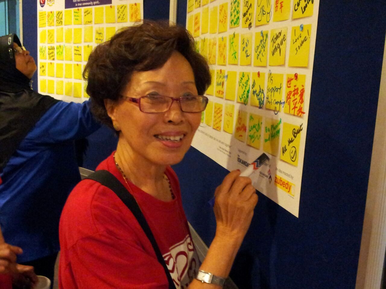 Mdm Theresa Ho writing on the chart for the campaign