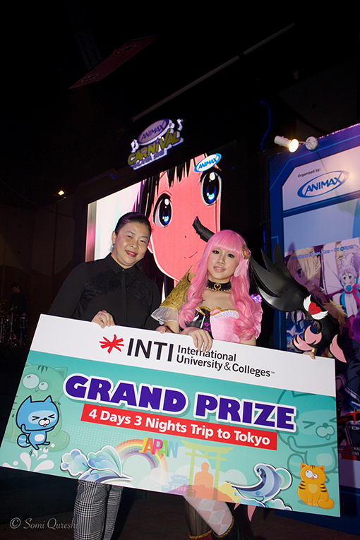 Ms Anis Laila Yap, Dean of INTI Centre of Art and Design (left) with the Grand Prize Winner, Lee Pei Ying.