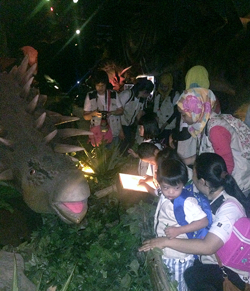 The children learning about the dinosaurs from the didactics with the help of KDSF teachers and volunteers