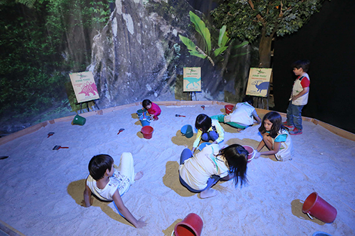 Children excavating for fossils at the Dinoscovery sand pit
