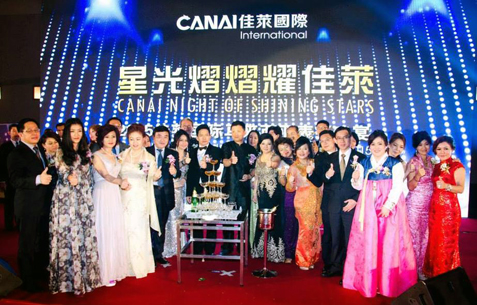 Cima Xiong Feng (seventh from left) and his elite team give the thumbs up after a successful night of shining stars at the Canai International Malaysia Gala Dinner 2015