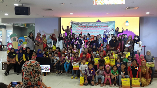 Group photo – children with their goodie bags
