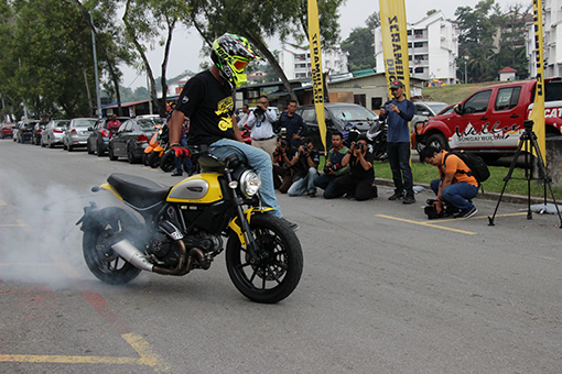 Scrambler Ducati Icon Stunt Show