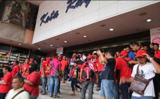 A commotion broke out at the entrance of the Kota Raya shopping complex at about 4.15pm
