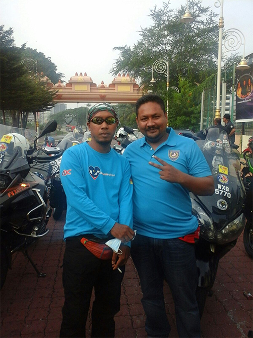 Fezrizal Aziz (right) of NCPNA and Rashidi (left) from the Gombak Bikers Club