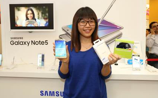 Melody Lee, first customer and proud owner of two new Samsung Galaxy Note5