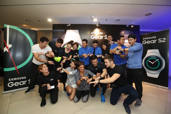 Malaysian fitness enthusiasts and celebrities together with the Samsung management team strapping on Samsung’s latest wearable, the Gear S2!