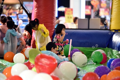 Children playing with bubbles at the unique children’s bubbly area