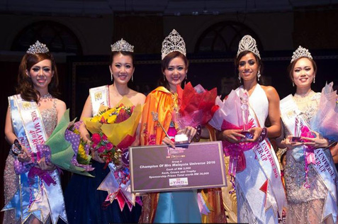 Mrs Malaysia Universe 2016 Sydney Mak (centre) with (L-R) 4th runner-up Sephine Lim, 3rd runner-up Wendy She, 1st runner-up Marina and 3rd runner-up Janice Tan