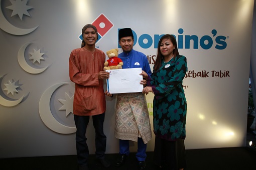 Domino’s Pizza Malaysia and Singapore presenting the contribution to Ahmad Faizal to be given to a charity of his choice.
