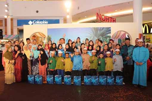 the eCurve Management team together with special guests from Badan Kebajikan Siti Khadijah at eCurve's CSR event. 