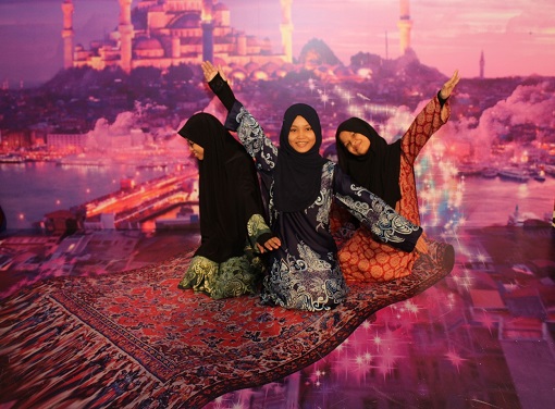  Kids from Badan Kebajikan Siti Khadijah playing around with the realistic 3D art display and props of various Middle Eastern backdrops at eCurve. 