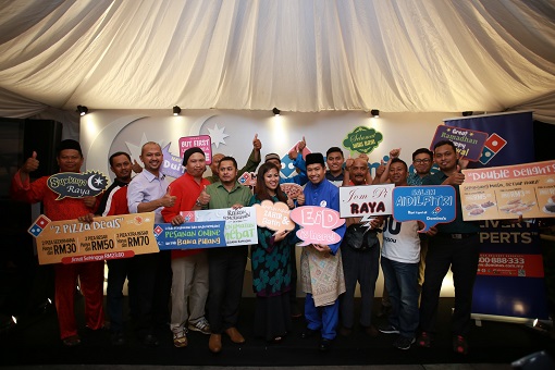 Shamsul Amree and Linda Hassan along with the ones whom have played a crucial role in maintaining the cleanliness of the public cities and streets having fun posing with Domino's props