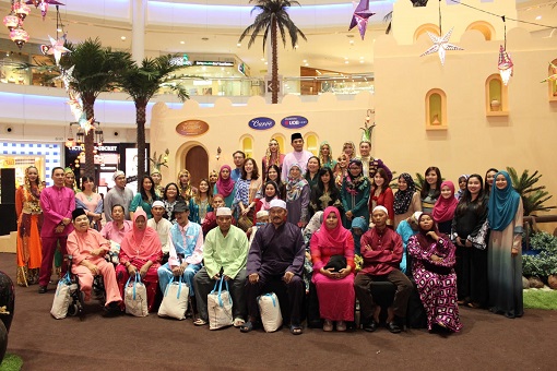 the Curve Management team together with special guests from Rumah Jagaan Orang Tua Al Ikhlas at the Curve's CSR event.
