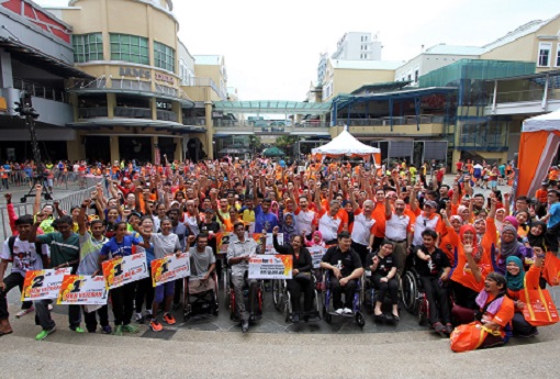 Tan Sri Dato' Seri Lodin bin Wok Kamaruddin leads the crowd in a Merdeka cheer at the end of the BHPetrol Orange Run 2016