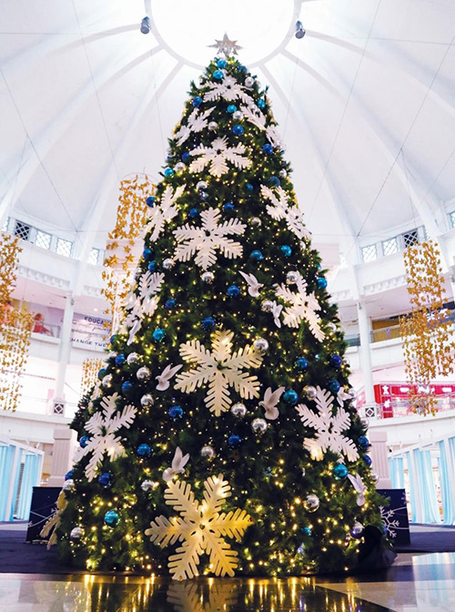 Stunning 25ft tall Christmas tree greets visitors at The Curve