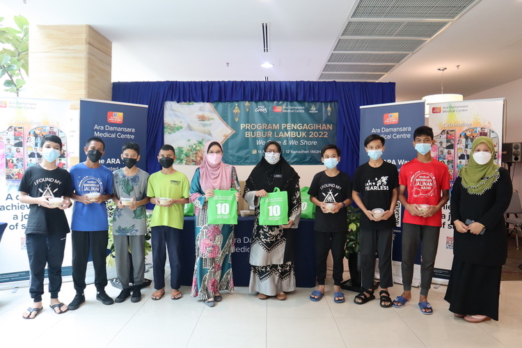 ADMC, BTMC Distribute 2,600 Bubur Lambuk Packs To B40 Community During ...