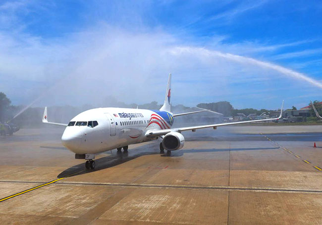 马来西亚航空飞机抵达特里凡得琅机场的图片。