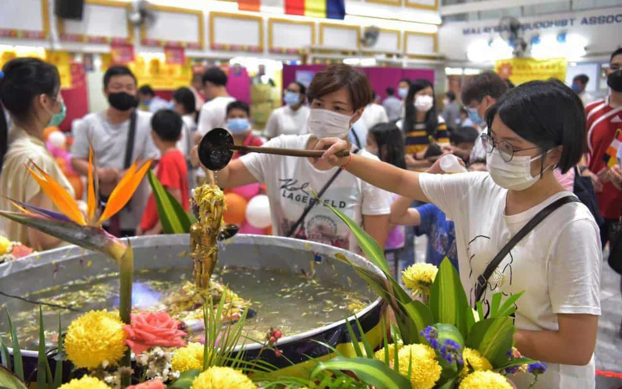 Thousands attend Wesak Day procession in Penang