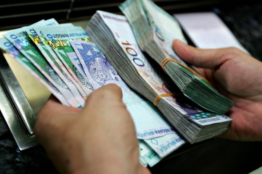 Malaysians navigate financial hardships in 2023, survey reveals