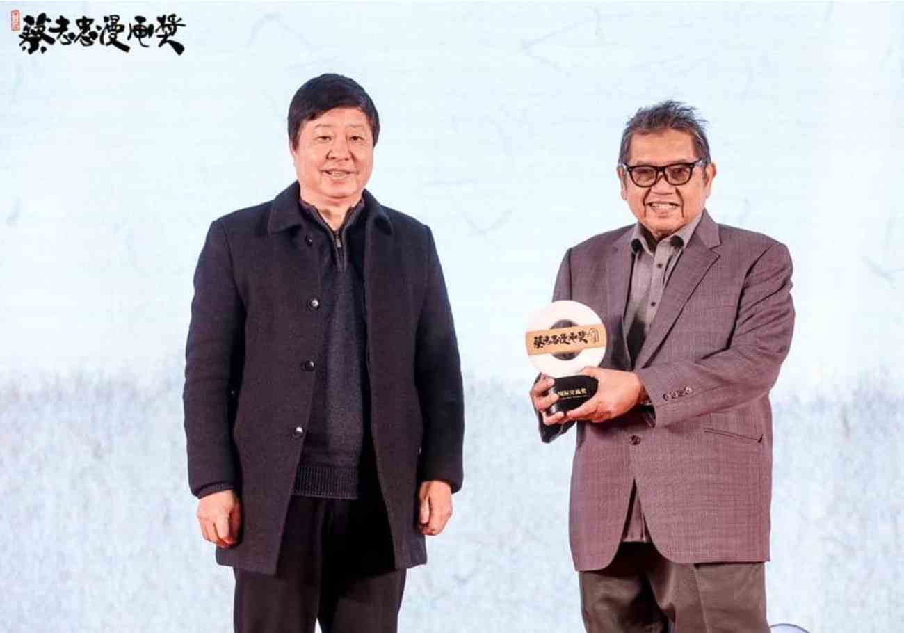 Datuk Lat honoured with Cai Zhizhong Comic Prize