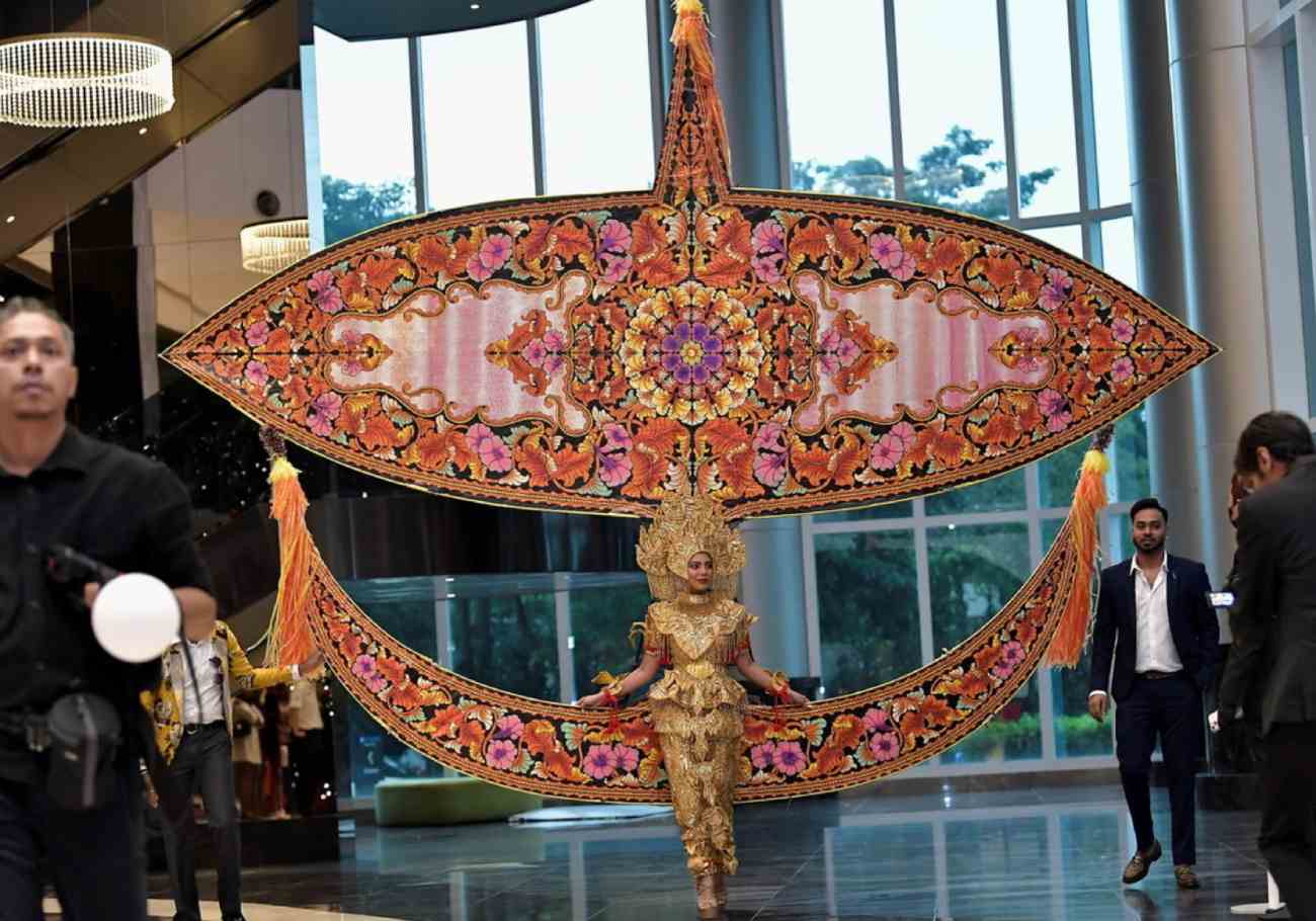 Mrs Malaysia World to showcase largest 'Wau' costume