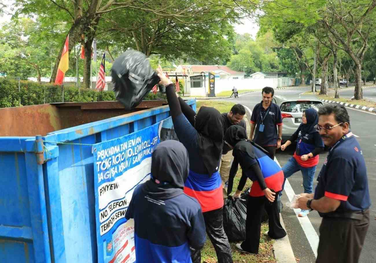 UOW leads World Cleanup Day drive at Glenmarie