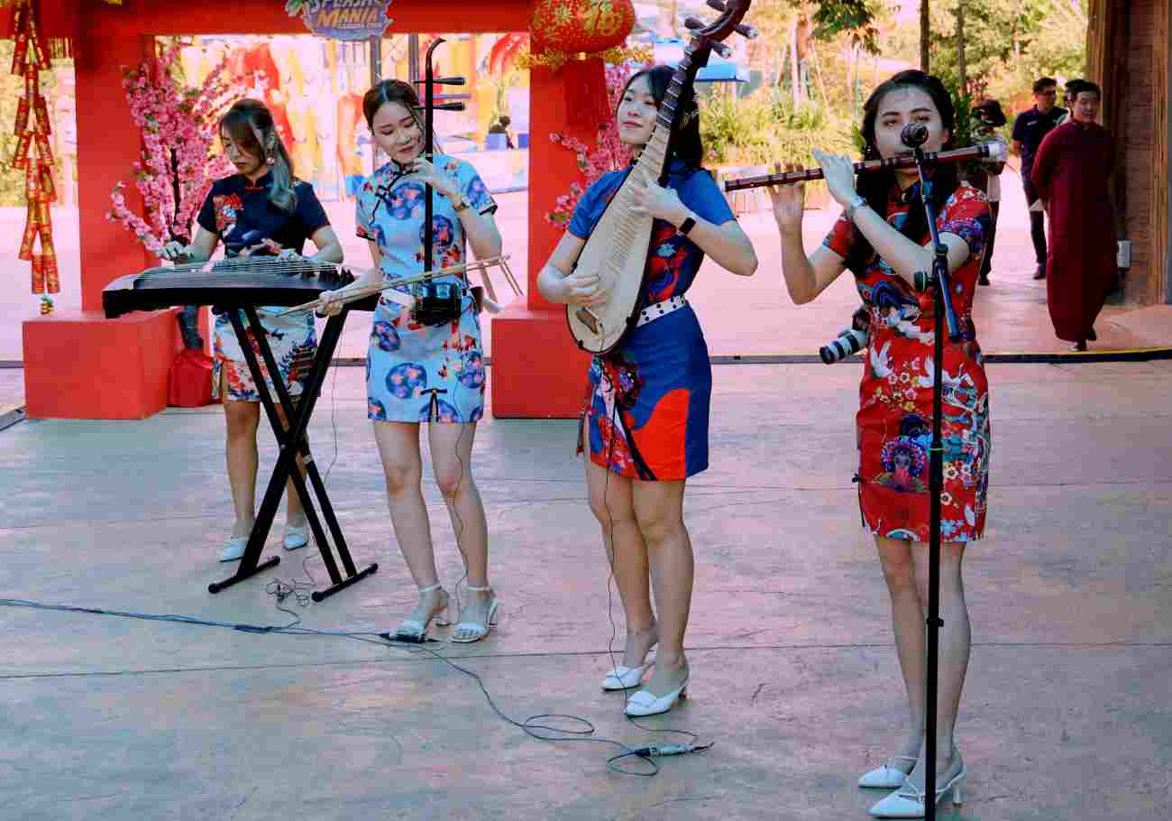 Photo of vibrant musical performance at Splashmania FunPark during the "Play Lóng Lóng" celebration.