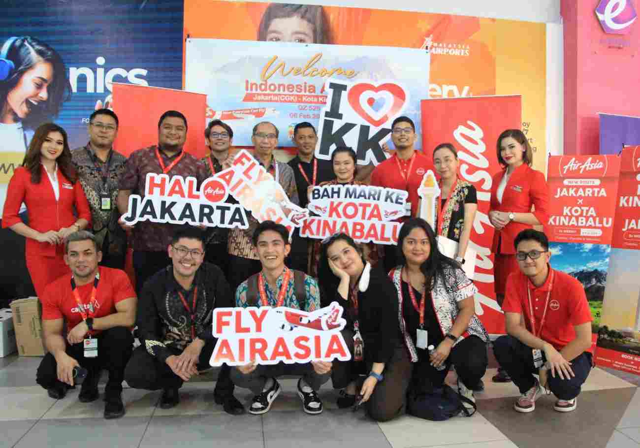 AirAsia Allstars group photo with the Indonesian consular staffs at the Kota Kinabalu International Airport.