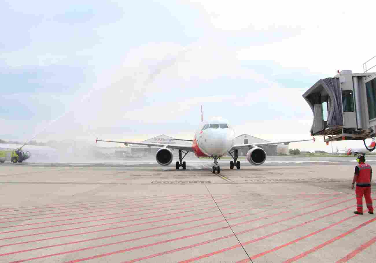 The inaugural Indonesia AirAsia flight, QZ 526 welcomed with water salute.