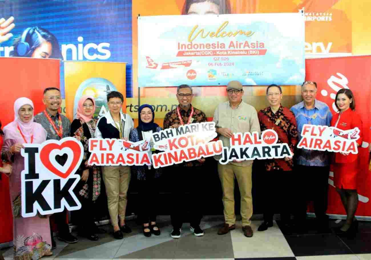 Capt. Wuri Septiawan, Director Flight Operations of Indonesia AirAsia along with Indonesia AirAsia Allstars were welcomed by Datuk Joniston Bangkuai, Assistant Minister of Tourism, Culture and Environment Sabah & Chairman of Sabah Tourism Board; Josie Lai, Permanent Secretary of Ministry of Tourism, Culture and Environment Sabah; Jamilah Abd Halim, Deputy Director of ASEAN Division, Tourism Malaysia; Rafail Walangitan, Consul General Indonesia in Sabah