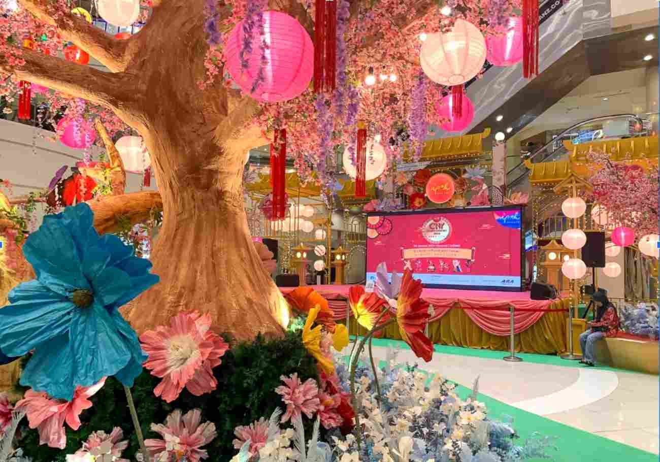 Ipoh Parade shopping centre welcomes visitors with a stunning Chinese-themed "Fantasy Garden" landscape, creating an enchanting visual experience for shoppers.