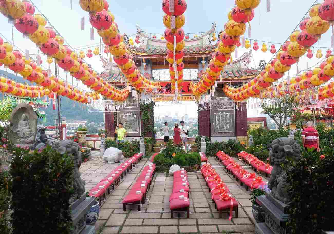 Penangites and tourist enjoying the panoramic view of Kek Lok Si Temple.