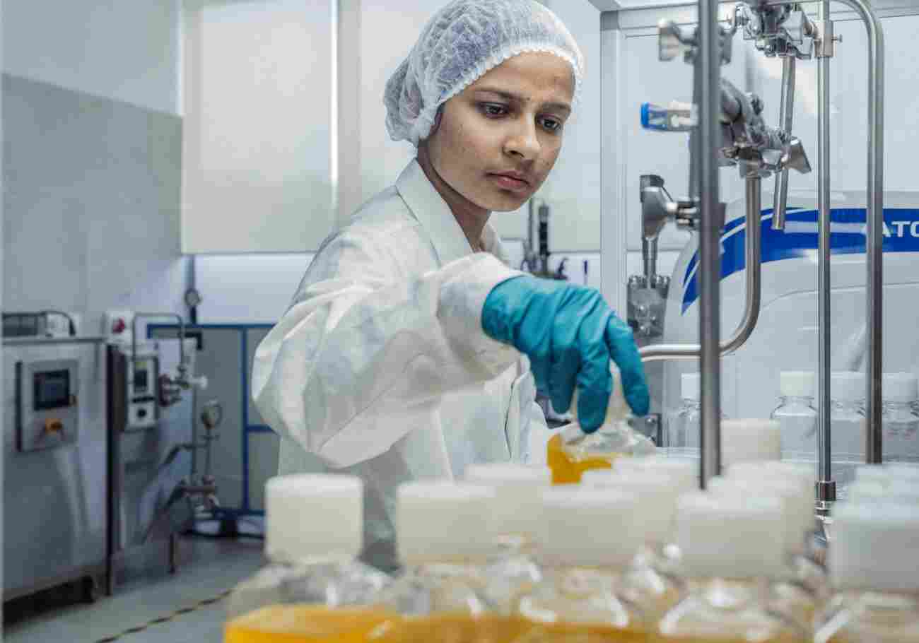 Cargill lab technician checking the edible oils in production line.