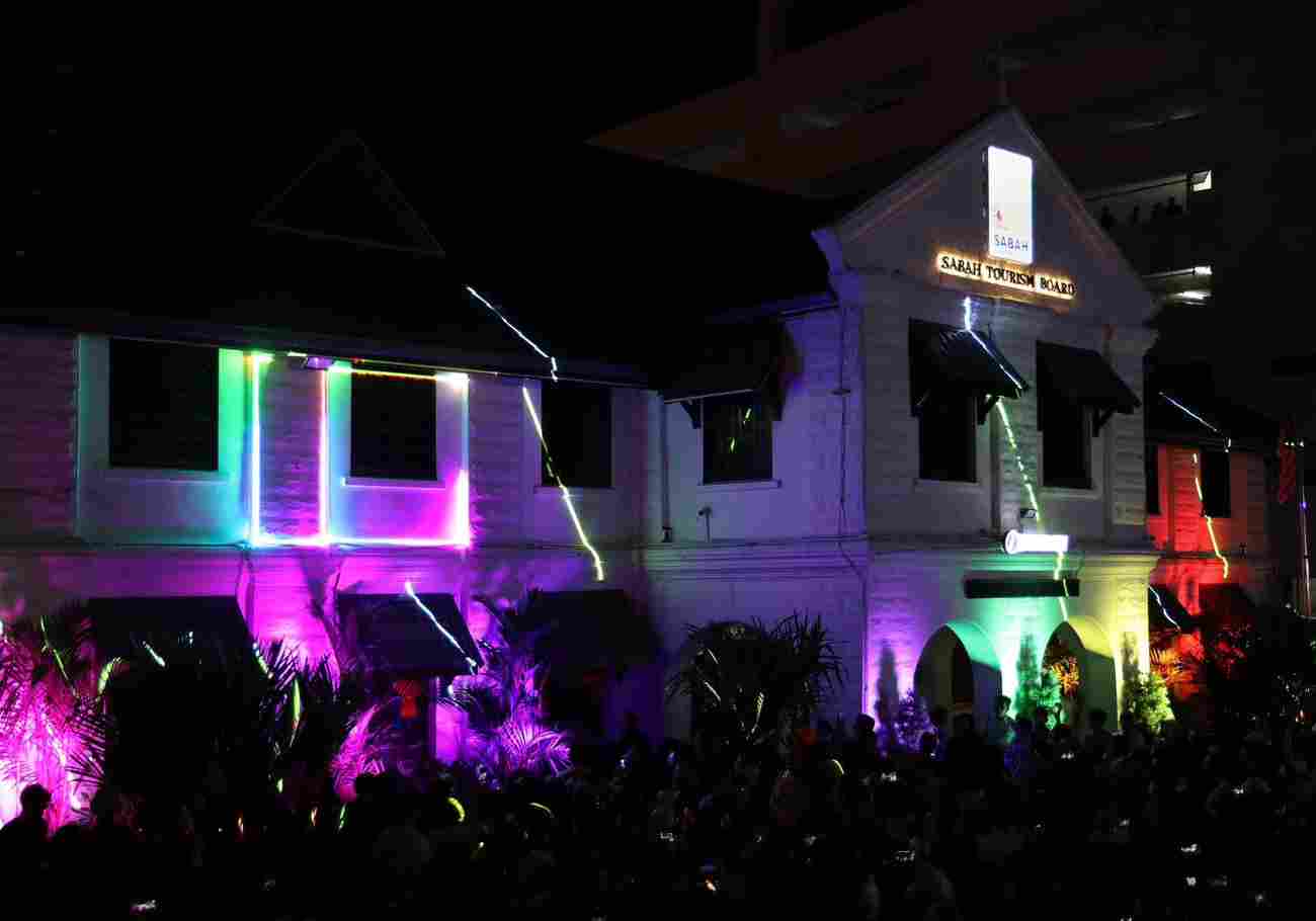 Kota Kinabalu was transformed into a canvas of light and artistry as the Sabah Tourism Board (STB) hosted the Lampoopalooza event at the STB building.