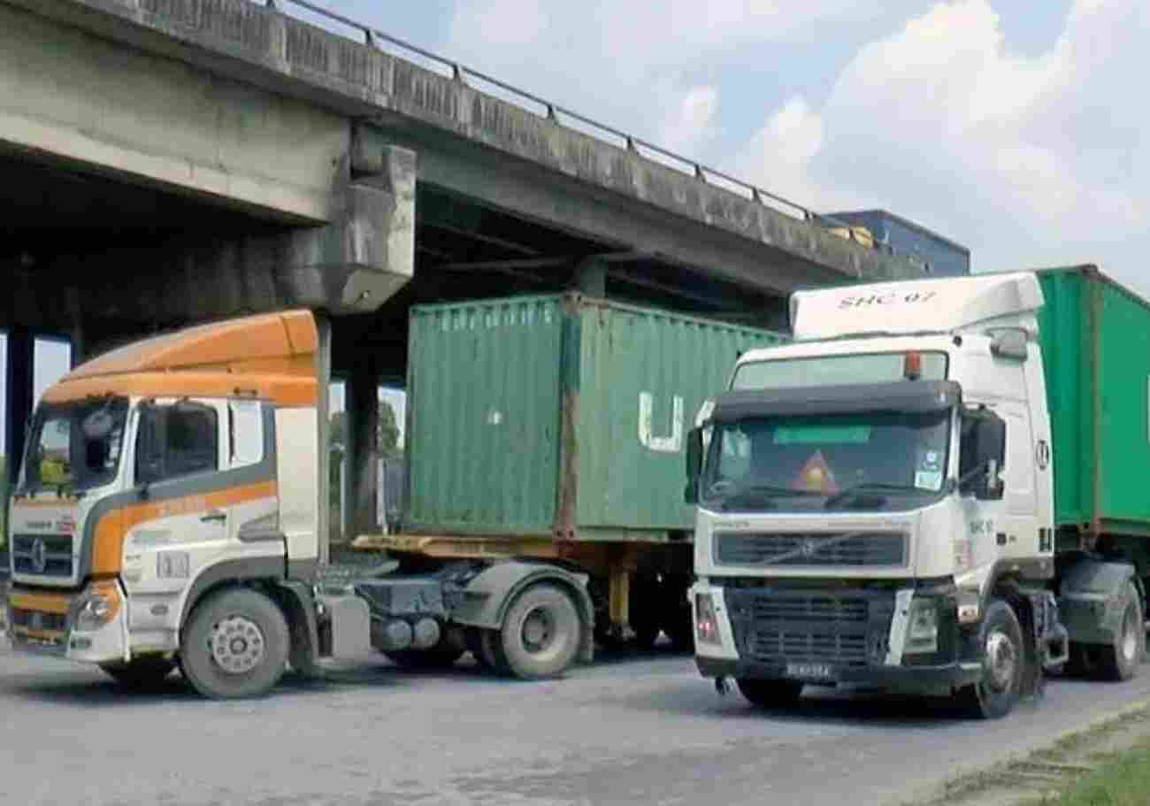 Heavy vehicles at toll plaza