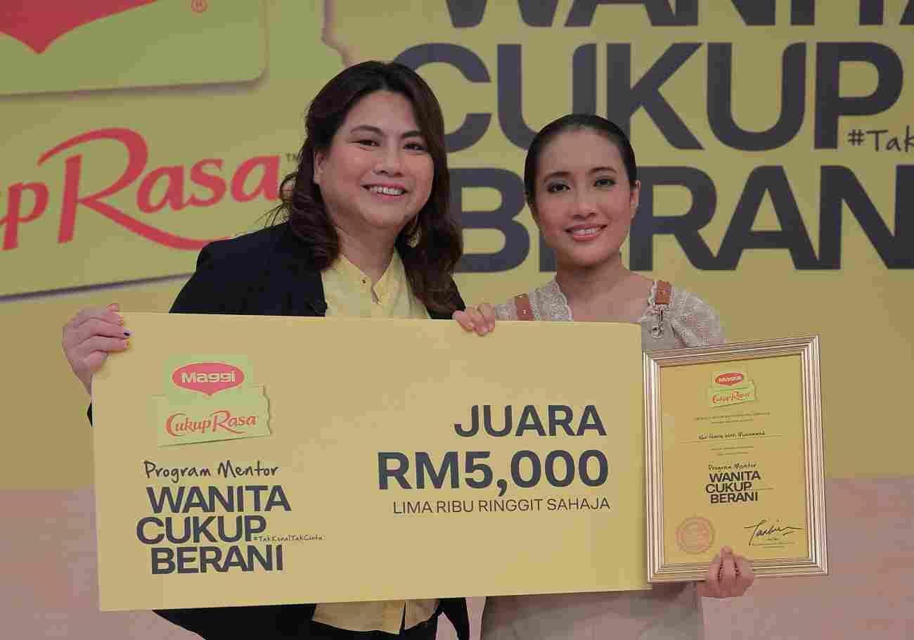 Hanie with Ivy Tan Link Cheh, MAGGI Malaysia's Business Executive Officer during Program Mentor Wanita Cukup Berani.