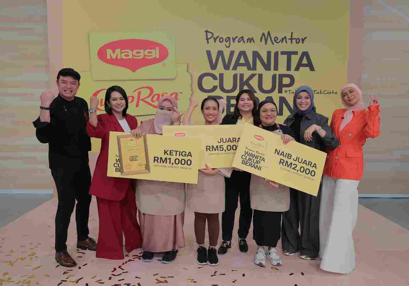 Group photo of Hanie, Ili, Jua, and the Program Mentor Wanita Cukup Berani by Maggi, judges smiling together.