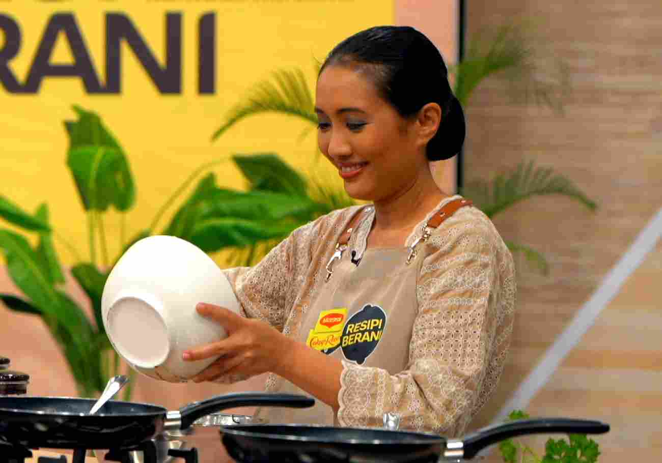 Hanie preparing her winning dish Mee Kampua Sarawak during Program Mentor Wanita Cukup Berani by Maggi.