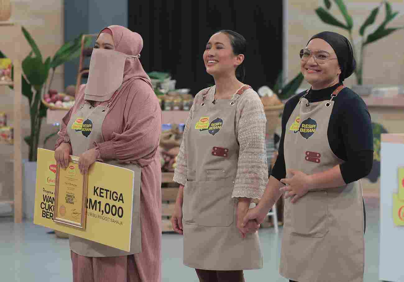 Ili, Hanie, and Jua, waiting for their result during the culmination of Program Mentor Wanita Cukup Berani by Maggi.