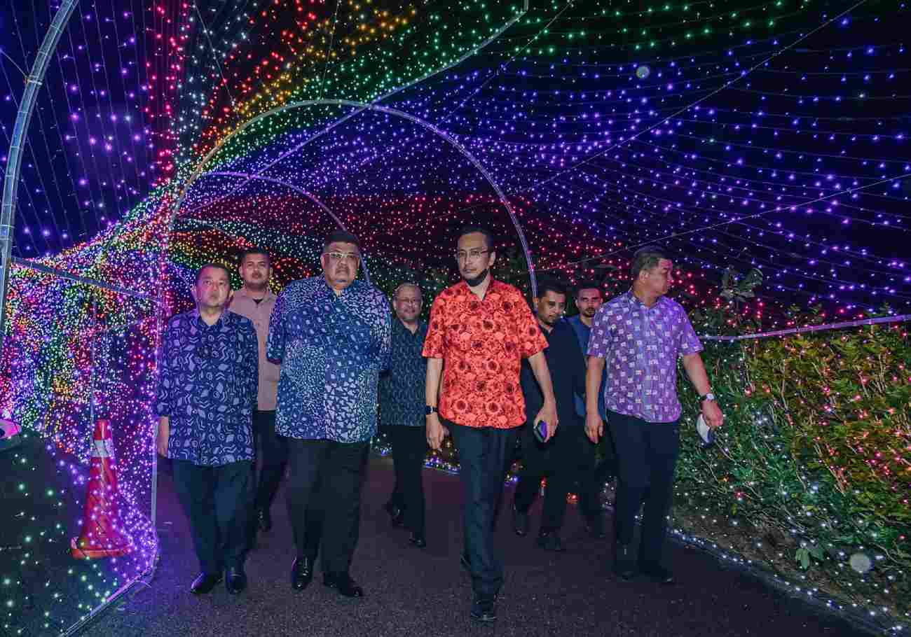 马六甲首席部长拿督斯里乌塔玛阿布劳夫尤索、政要和官员出席了对主题公园的正式访问。