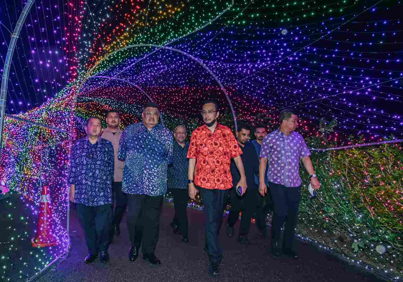 Official visit at the theme park with Melaka Chief Minister Datuk Seri Utama Ab Rauf Yusoh, dignitaries and officials present.