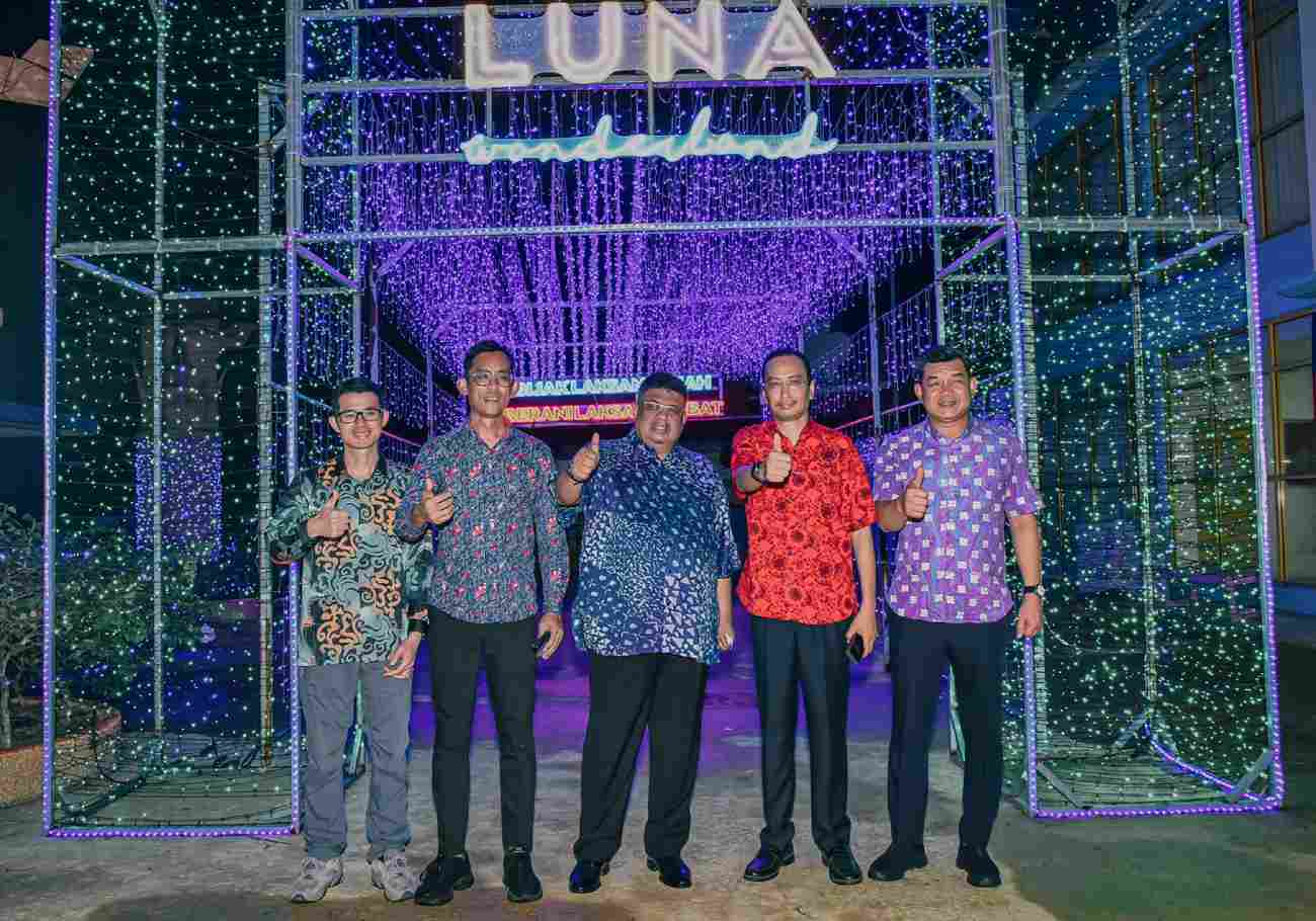 Melaka Chief Minister Datuk Seri Utama Ab Rauf Yusoh with the officials at the Luna Wonderland.