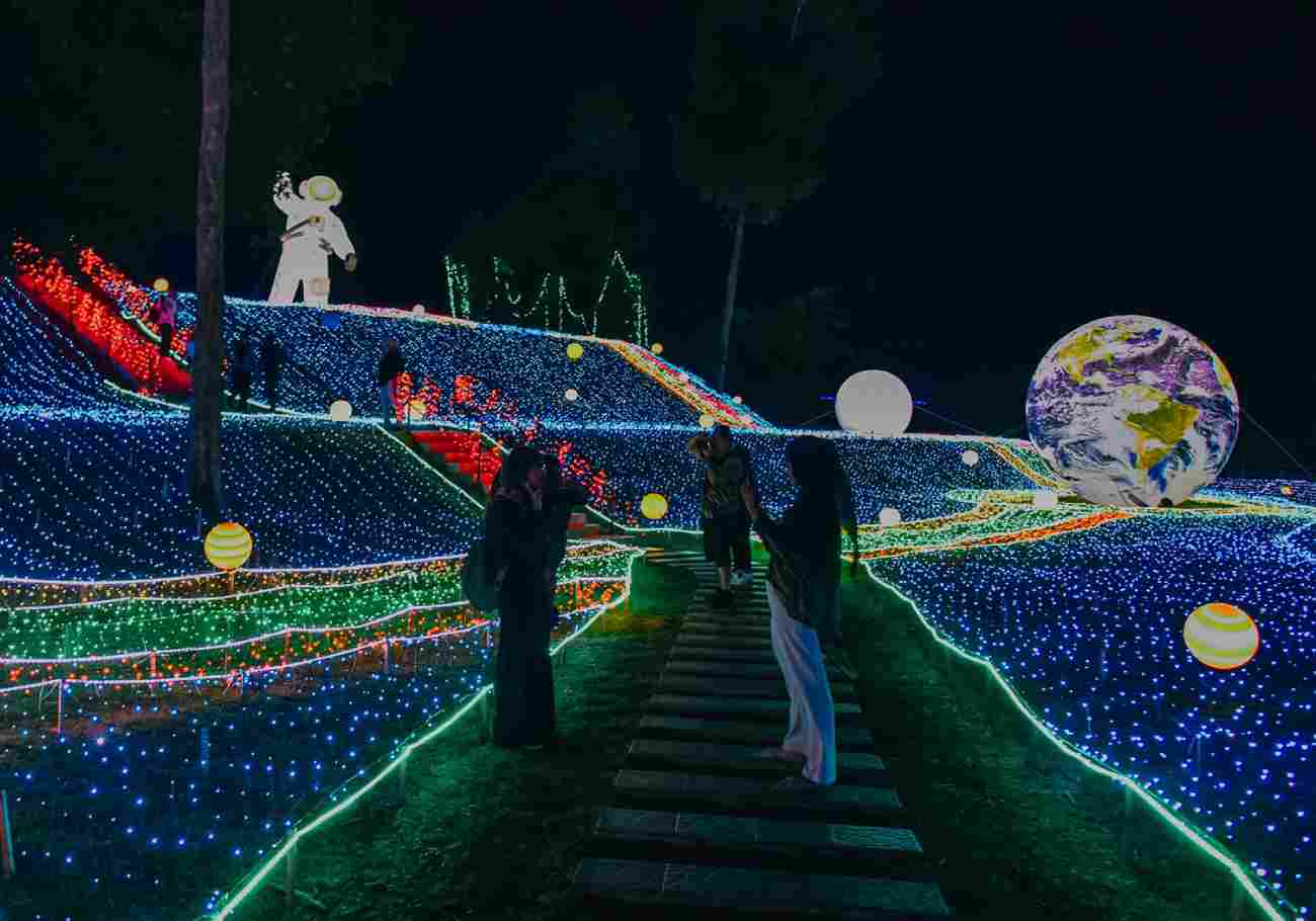 令人眼花缭乱的灯光装置照亮了夜间的马六甲水上主题公园