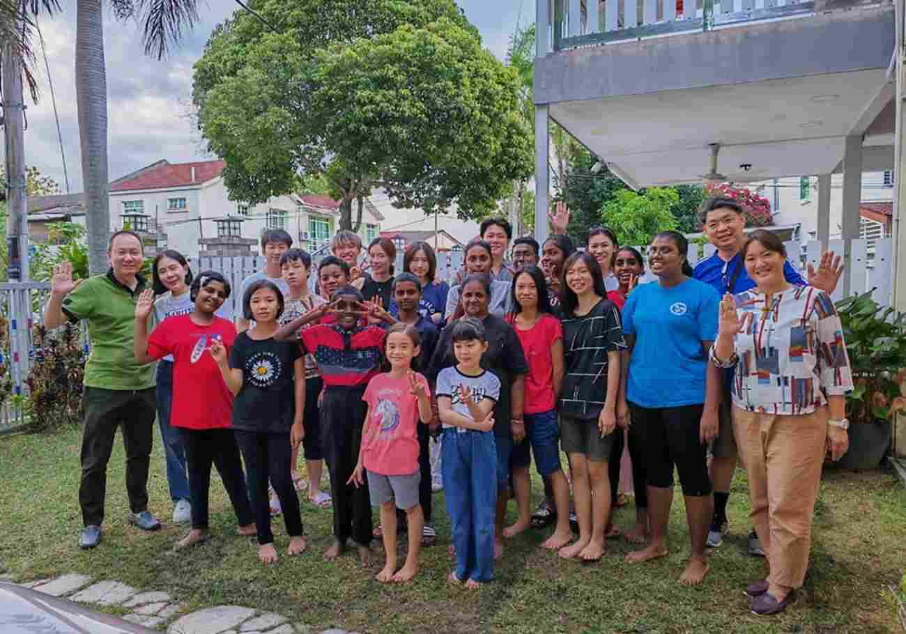 Dato' Jason Ong and members of his division celebrate Chinese New Year with community members.