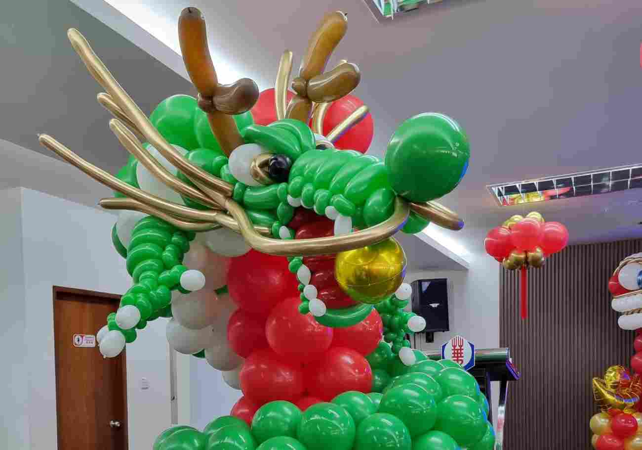 Lunch gimmick of balloon dragon.