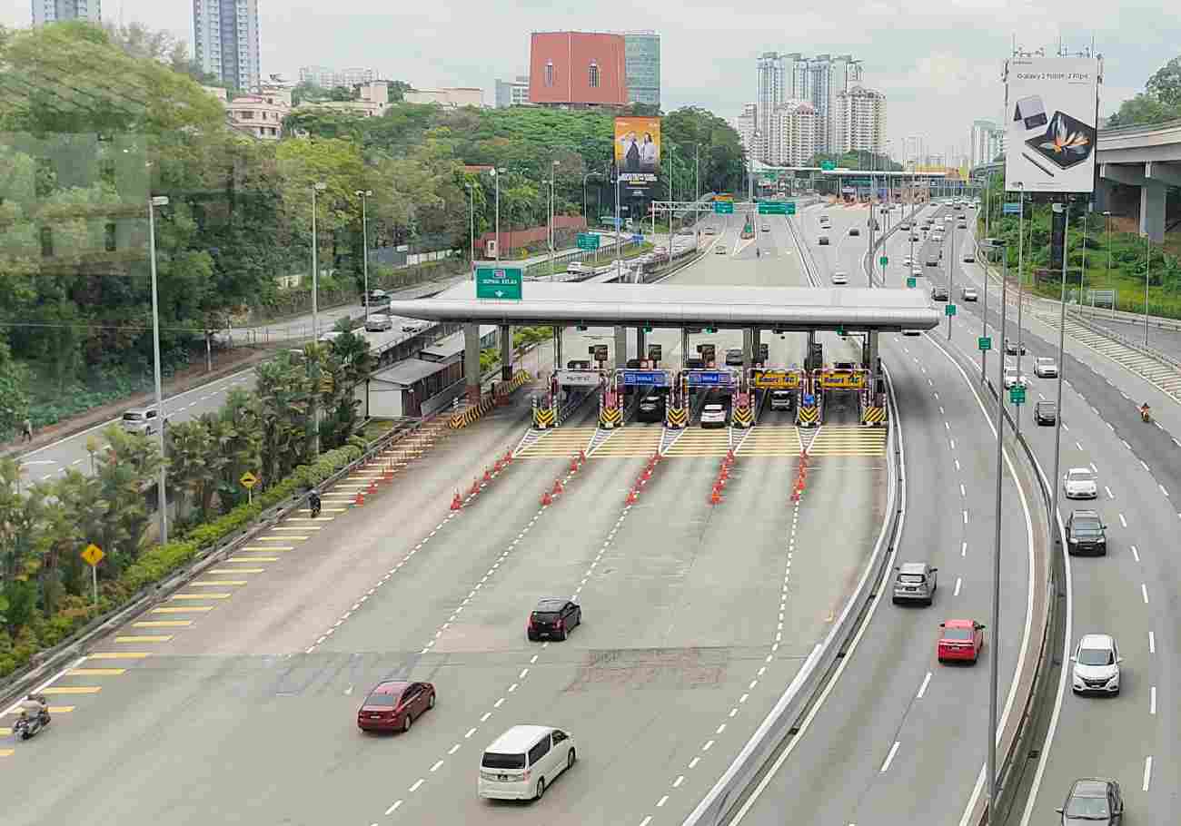 Datuk Seri Alexander Nanta Linggi announced a toll exemption for private vehicles during the Chinese New Year period. 