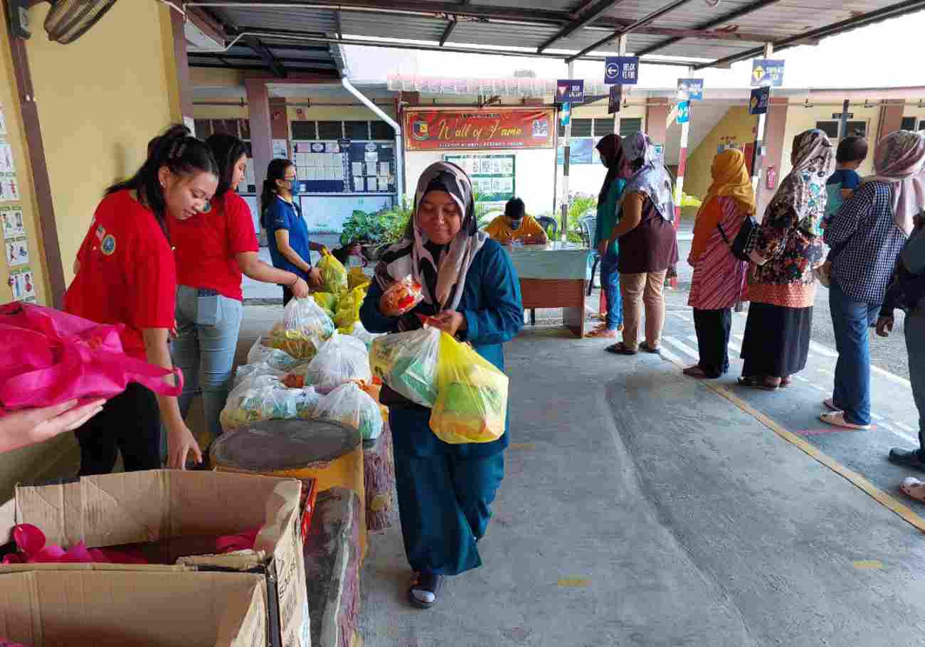 Johor floods: Yayasan Suria & Ihsan Johor aid 502 families